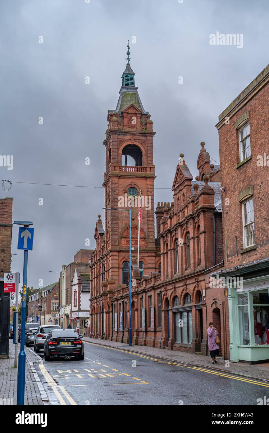 Blick auf die Market Street in Stourbridge, West Midlands, Großbritannien, an einem nassen und bewölkten Tag. Stockfoto