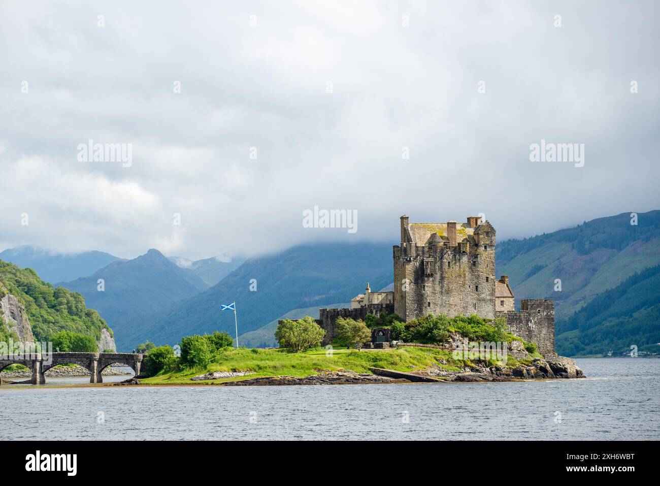 Eilean Donan Castle befindet sich auf einer Insel am Loch Duich in den schottischen Highlands. Stockfoto