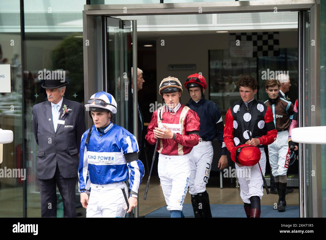 Ascot, Großbritannien. Juli 2024. Jockey's trug schwarze Armbänder und eine Schweigeminute wurde heute von Rennfahrern, Mitarbeitern und Medien auf der Ascot Racecourse gehalten, in Sympathie mit dem Kommentator John Hunt von BBC Racing. Tragischerweise wurden seine Frau Carol und ihre beiden Töchter Louise und Hannah Anfang dieser Woche ermordet. Quelle: Maureen McLean/Alamy Live News Stockfoto