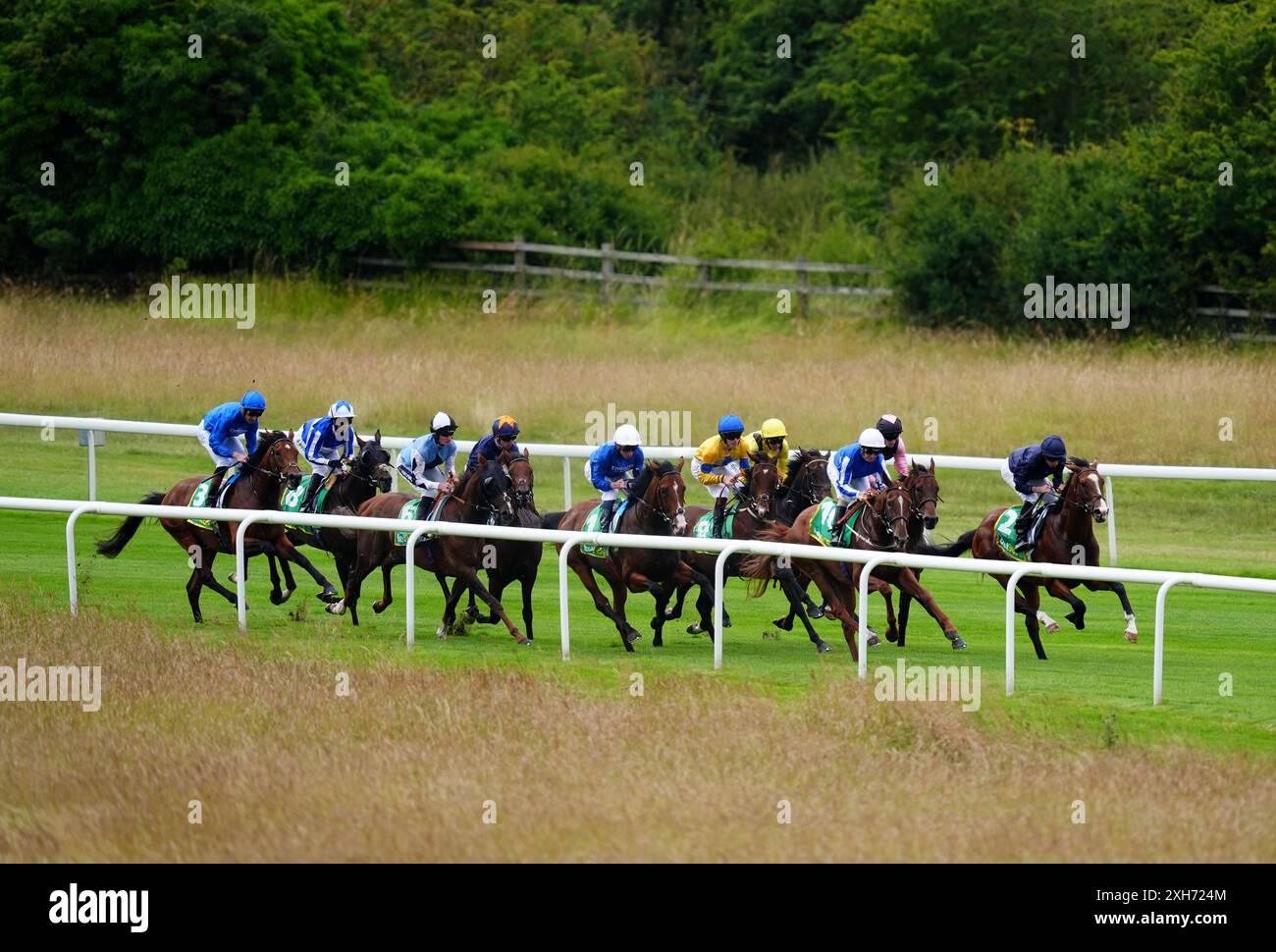 Läufer und Fahrer in Aktion während des bet365 Handicap am Festivalfreitag während des Juli Festivals 2024 auf der Newmarket Racecourse. Bilddatum: Freitag, 12. Juli 2024. Stockfoto