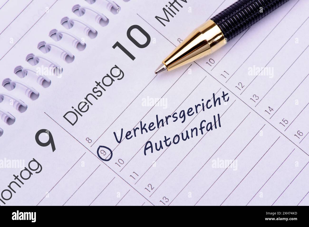 Verkehrsgericht wg. Autounfall in einem Kalender ist ein Termin eingetragen für Verkehrsgericht Autounfall *** Verkehrsgericht wegen Autounfall A dat Stockfoto