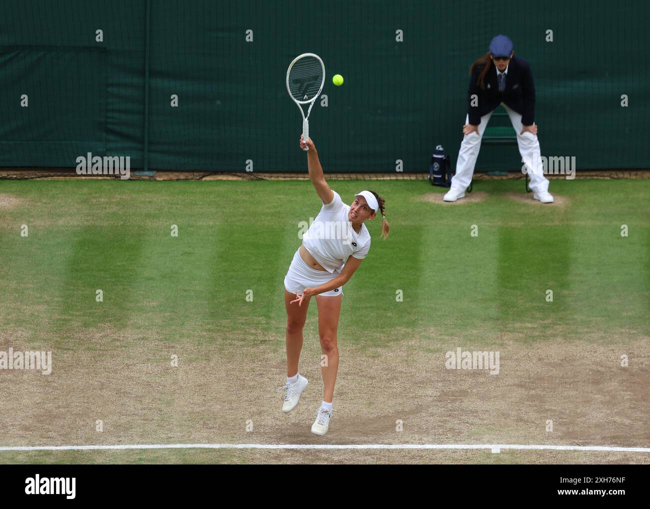London, Großbritannien. Juli 2024. Juli 2024; All England Lawn Tennis and Croquet Club, London, England; Wimbledon Tennis Tournament, Tag 12; Elise Mertens (BEL) dient Katerina Siniakova (CZE), Ladies Doubles Semi Finals Credit: Action Plus Sports Images/Alamy Live News Stockfoto