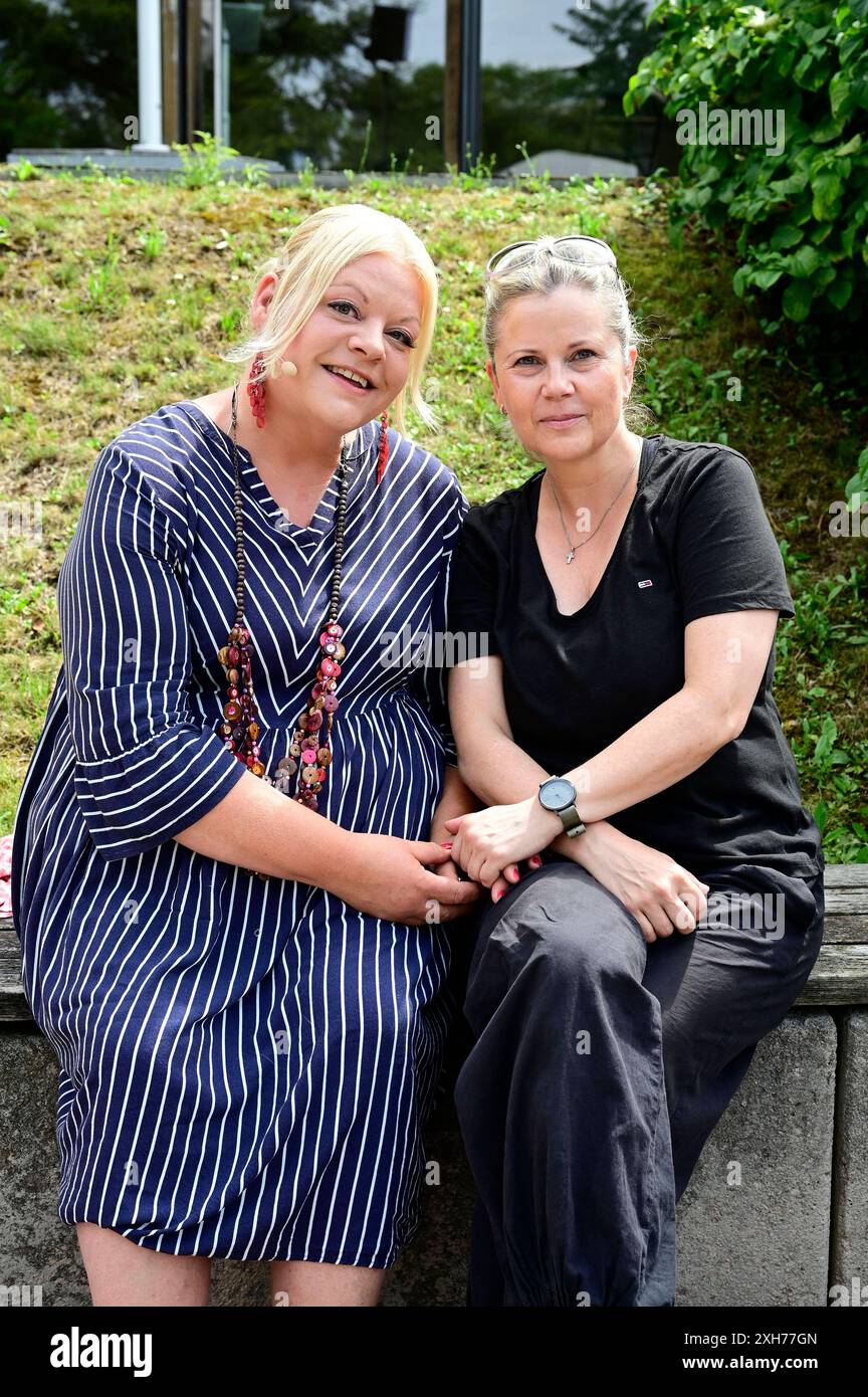 Tine Wittler und Michaela Schaffrath bei der Fotoprobe zum Theaterstück Jedermann am Pavillon im Weimarhallenpark. Weimar, 10.07.2024 *** Tine Wittler und Michaela Schaffrath bei der Fotoprobe zum Stück Jedermann im Pavillon im Weimarhallenpark Weimar, 10 07 2024 Foto:XM.xWehnertx/xFuturexImagex jedermann Probe 4701 Stockfoto