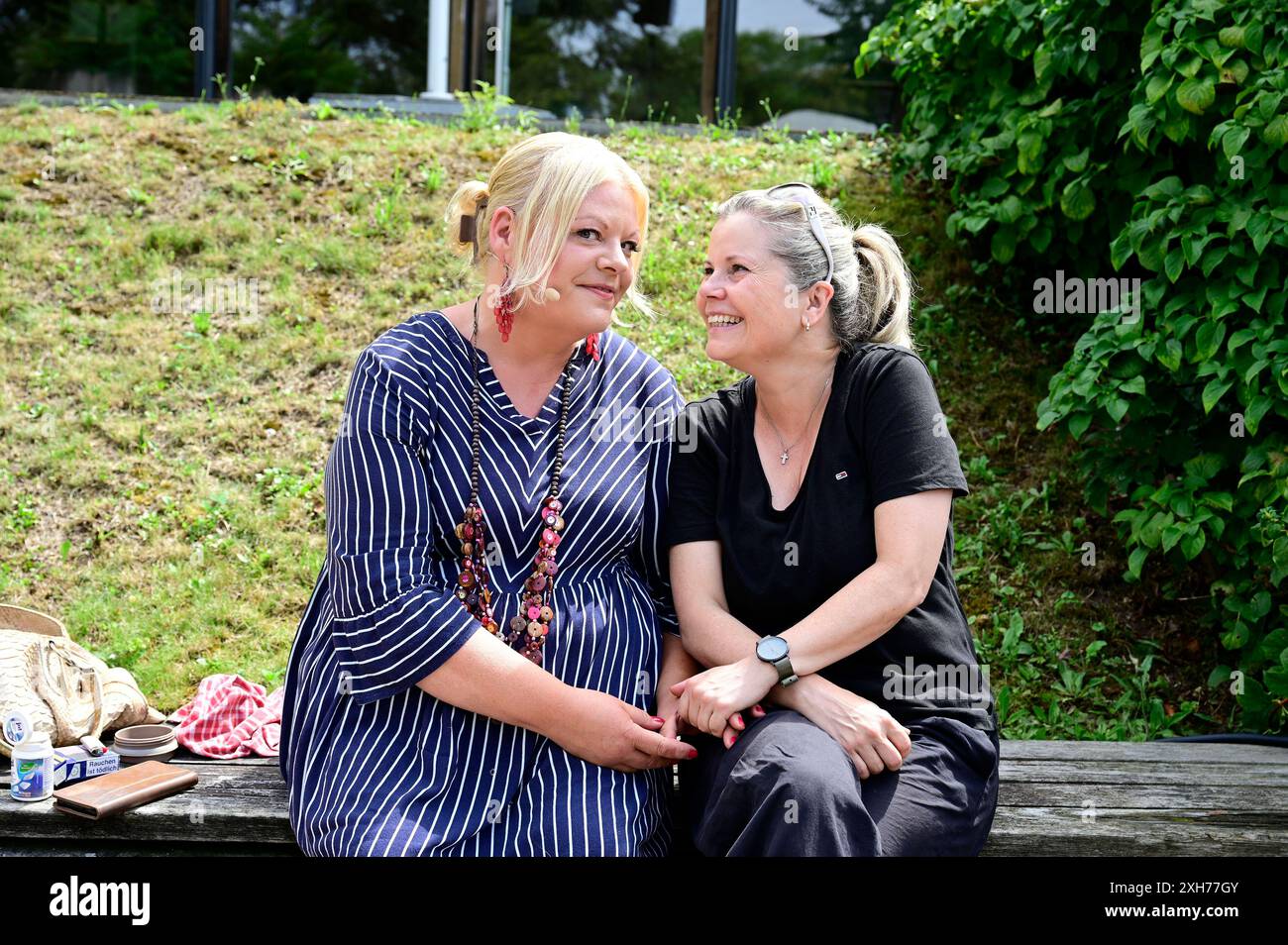 Tine Wittler und Michaela Schaffrath bei der Fotoprobe zum Theaterstück Jedermann am Pavillon im Weimarhallenpark. Weimar, 10.07.2024 *** Tine Wittler und Michaela Schaffrath bei der Fotoprobe zum Stück Jedermann im Pavillon im Weimarhallenpark Weimar, 10 07 2024 Foto:XM.xWehnertx/xFuturexImagex jedermann Probe 4703 Stockfoto