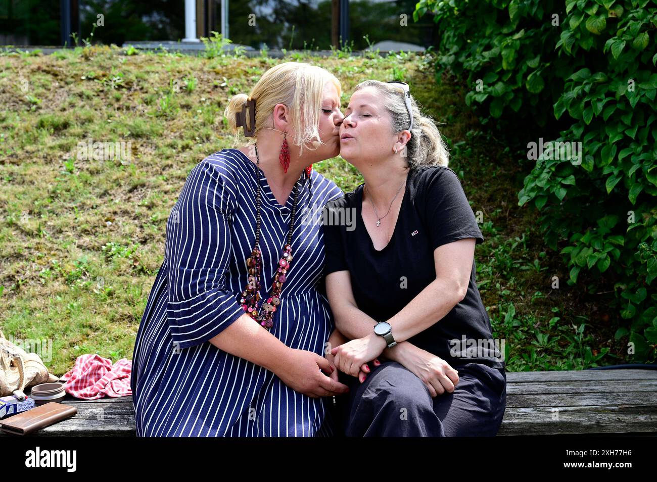 Tine Wittler und Michaela Schaffrath bei der Fotoprobe zum Theaterstück Jedermann am Pavillon im Weimarhallenpark. Weimar, 10.07.2024 *** Tine Wittler und Michaela Schaffrath bei der Fotoprobe zum Stück Jedermann im Pavillon im Weimarhallenpark Weimar, 10 07 2024 Foto:XM.xWehnertx/xFuturexImagex jedermann Probe 4704 Stockfoto
