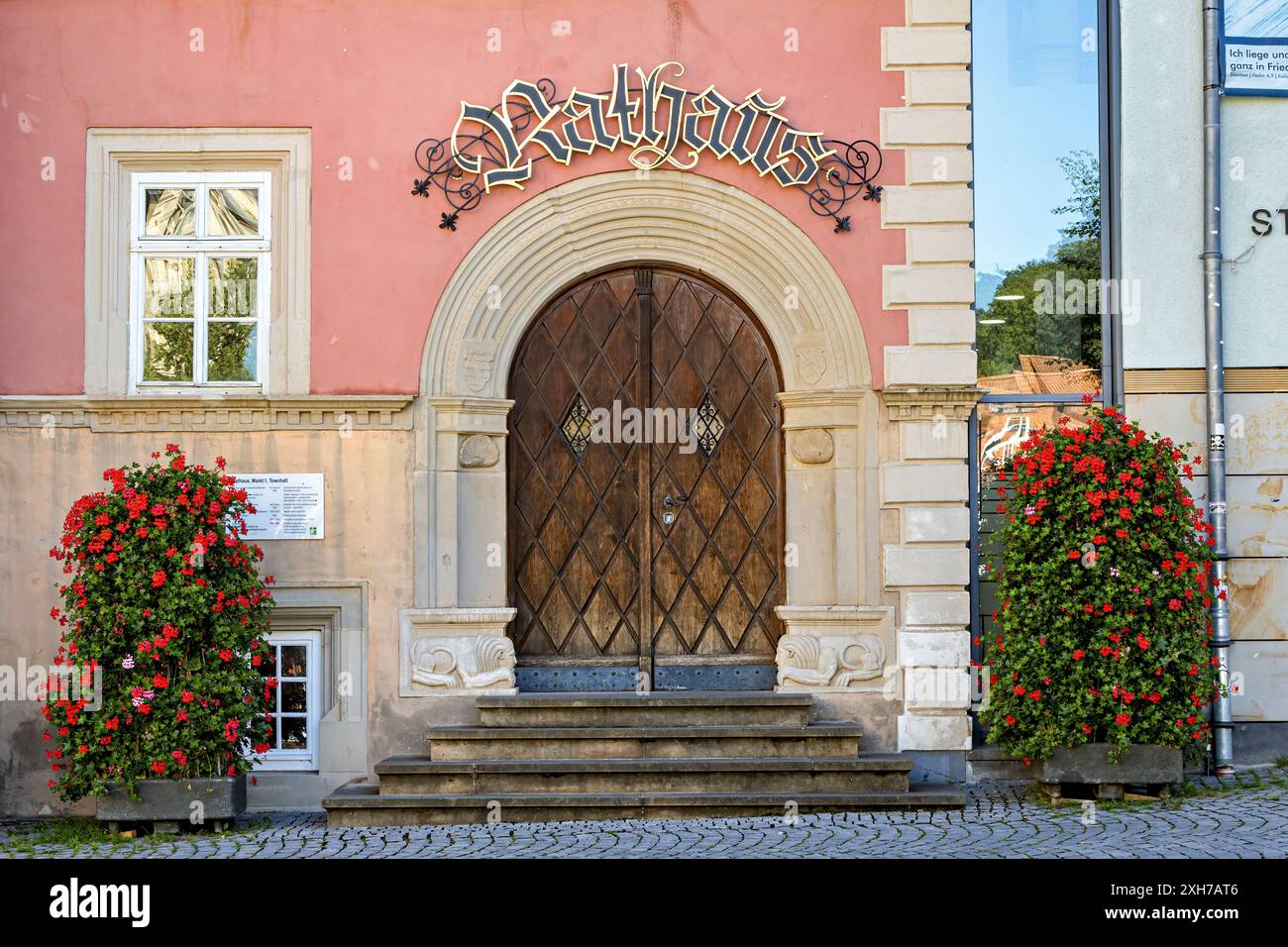 Das historische Tor des Rathauses von Eisenach Stockfoto