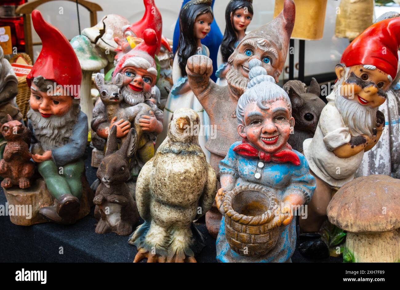 Lille, Frankreich - 4. September 2022: Gruppe von gebrauchten Gartenzwergen und Dekorationsfiguren Stockfoto