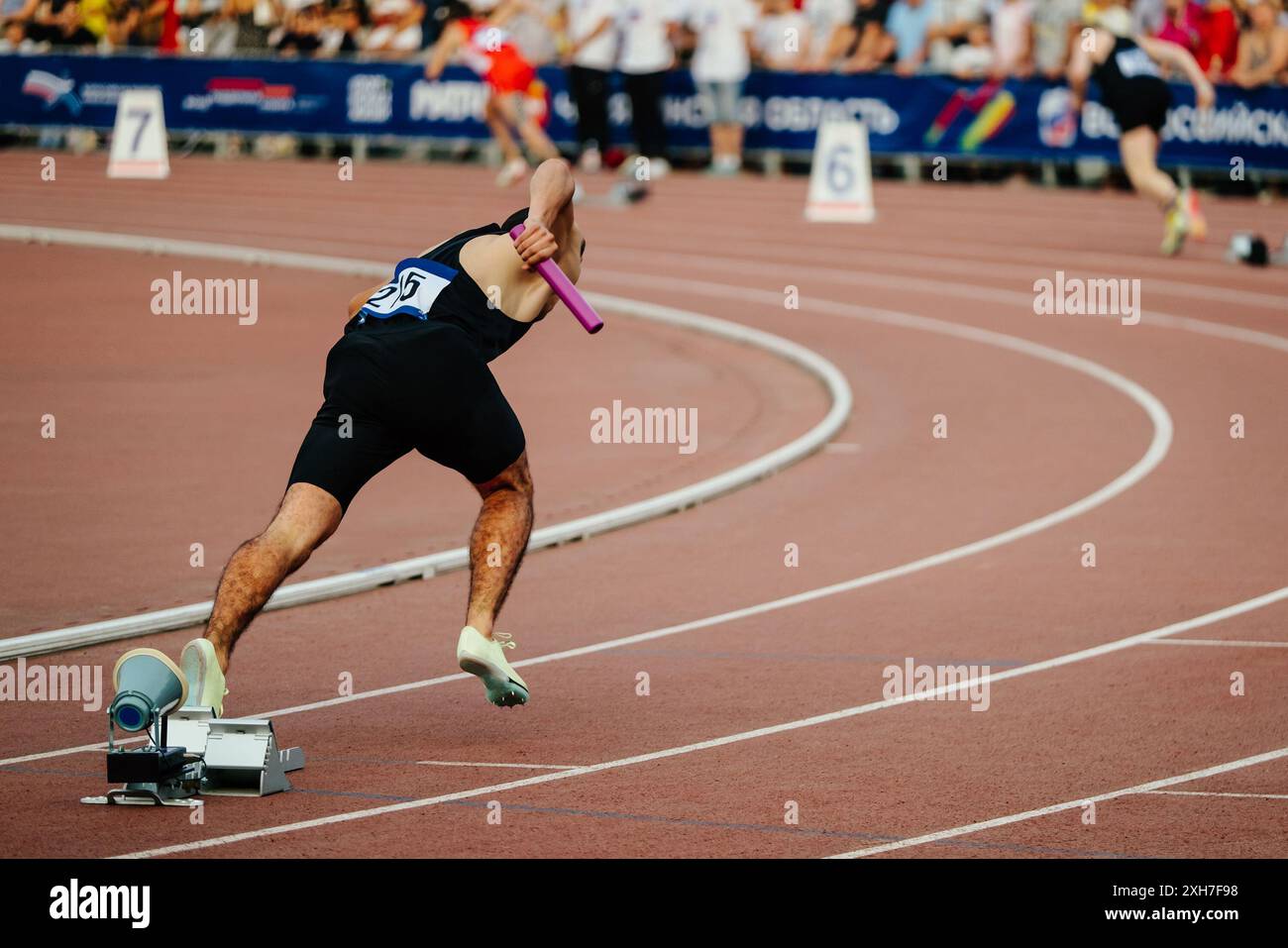 Starte das Staffelrennen für Männer im Leichtathletikwettbewerb Stockfoto