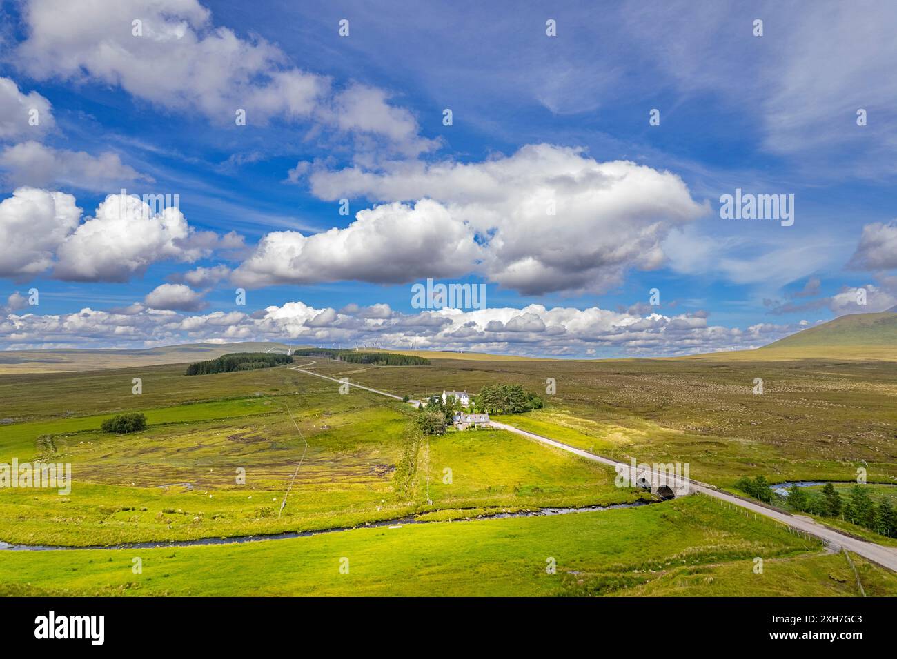 Crask Inn Sutherland Scotland ein blauer Himmel und weiße Wolken über den abgelegenen Häusern im Sommer Stockfoto