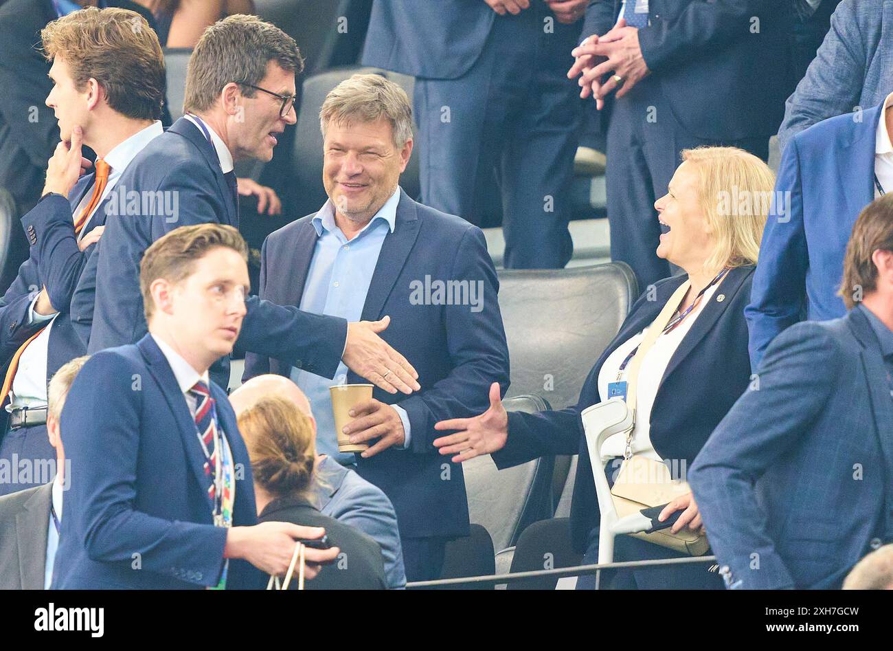 Dortmund, Deutschland. Juli 2024. Robert Habeck (M), Vize-Kanzer Deutschland, Bundesminister für Wirtschaft und Klimaschutz der Bundesrepublik Deutschland, die Gruenen, Nancy Faeser (R), SPD Bundesministerin des Innern und für Heimat der Bundesrepublik Deutschland im Halbfinalspiel NIEDERLANDE - ENGLAND 1-2 der UEFA-Europameisterschaften 2024 am 10. Juli 2024 in Dortmund, Deutschland. Fotograf: ddp Images/STAR-Images Credit: ddp Media GmbH/Alamy Live News Stockfoto