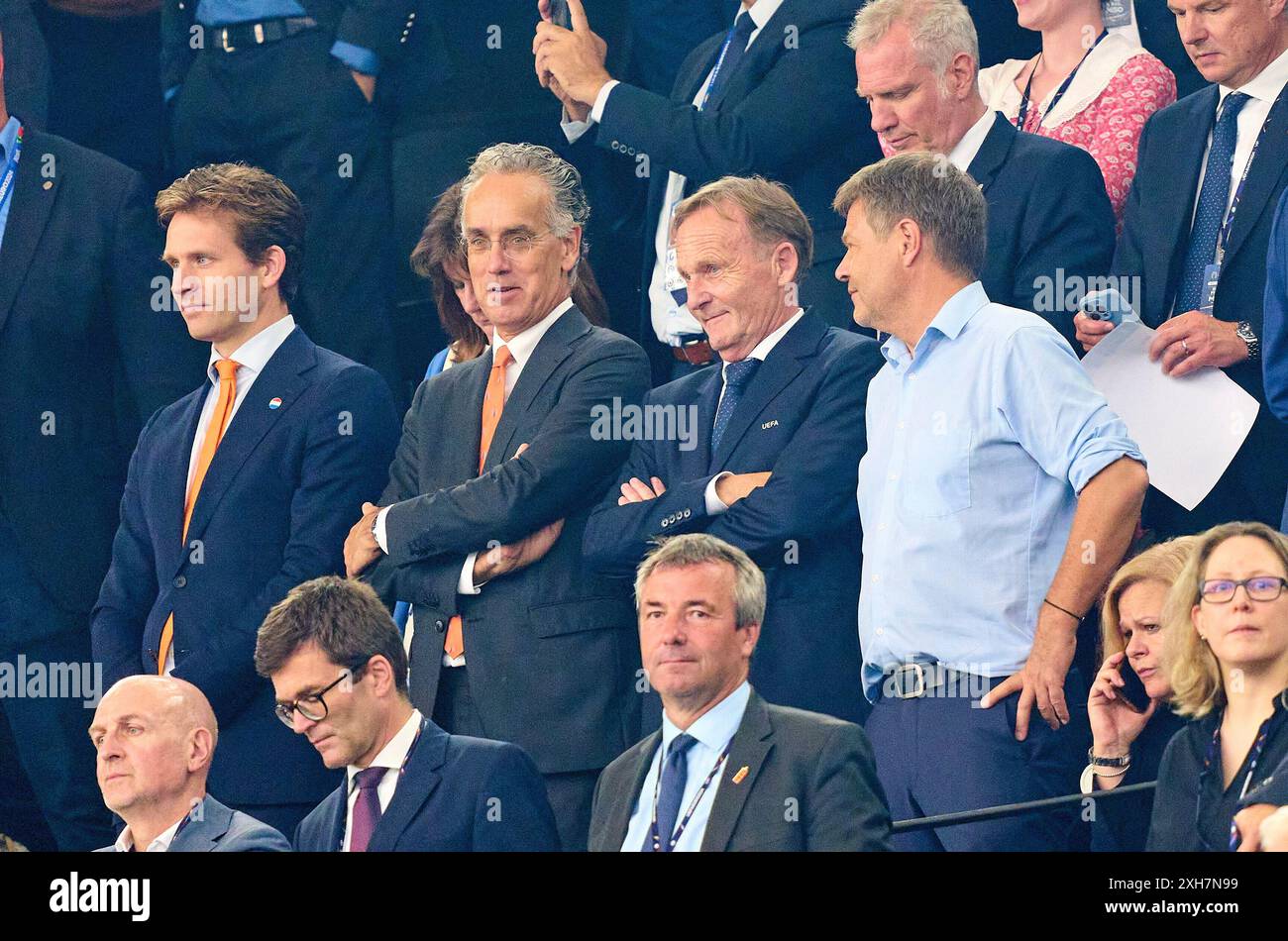 Dortmund, Deutschland. Juli 2024. (L-R) niederlaendischer Staatssekretär Vincent Karremans, xx, Hans-Joachim Watzke, Geschäftsführer des BVB, Mitglied des DFB-Präsidiums, DFB-Vizepräsident Robert Habeck (R), Vize-Kanzer Deutschland, Bundesminister für Wirtschaft und Klimaschutz der Bundesrepublik Deutschland, die Gruenen, im Halbfinalspiel NIEDERLANDE - ENGLAND 1-2 der UEFA-Europameisterschaften 2024 am 10. Juli 2024 in Dortmund. Fotograf: ddp Images/STAR-Images Credit: ddp Media GmbH/Alamy Live News Stockfoto