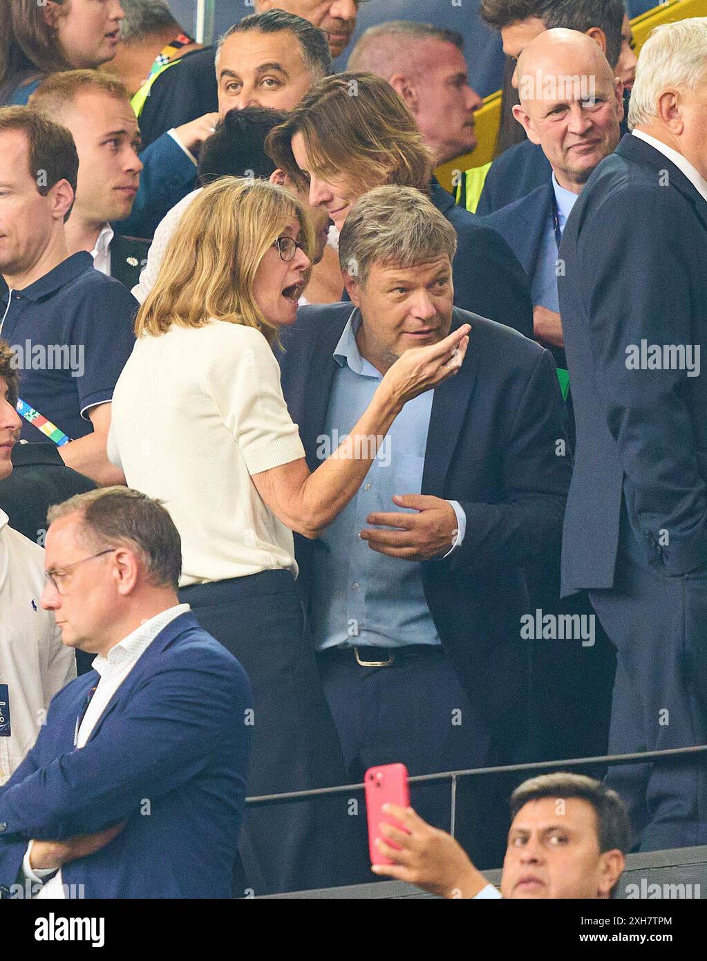 Dortmund, Deutschland. Juli 2024. Robert Habeck (M), Vize-Kanzer Deutschland, Bundesminister für Wirtschaft und Klimaschutz der Bundesrepublik Deutschland, die Gruenen, im Halbfinalspiel NIEDERLANDE - ENGLAND 1-2 bei der UEFA-Europameisterschaft 2024 am 10. Juli 2024 in Dortmund. Fotograf: ddp Images/STAR-Images Credit: ddp Media GmbH/Alamy Live News Stockfoto