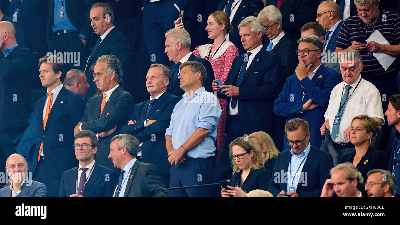 (L-R) niederlaendischer Staatssekretär Vincent Karremans, xx, Hans-Joachim Watzke, Geschäftsführer des BVB, Mitglied des DFB-Präsidiums, DFB-Vizepräsident Robert Habeck (R), Vize-Kanzer Deutschland, Bundesminister für Wirtschaft und Klimaschutz der Bundesrepublik Deutschland, die Gruenen, Dortmunds Oberbuergermeister Thomas Westphal (2R) und Herbert Reul (R), Innenminister von Nordrhein-Westfalen im Halbfinalspiel NIEDERLANDE - ENGLAND 1-2 der UEFA-Europameisterschaften 2024 am 10. Juli, 2024 in Dortmund, Deutschland. Fotograf: ddp-Bilder/STAR-Bilder Stockfoto