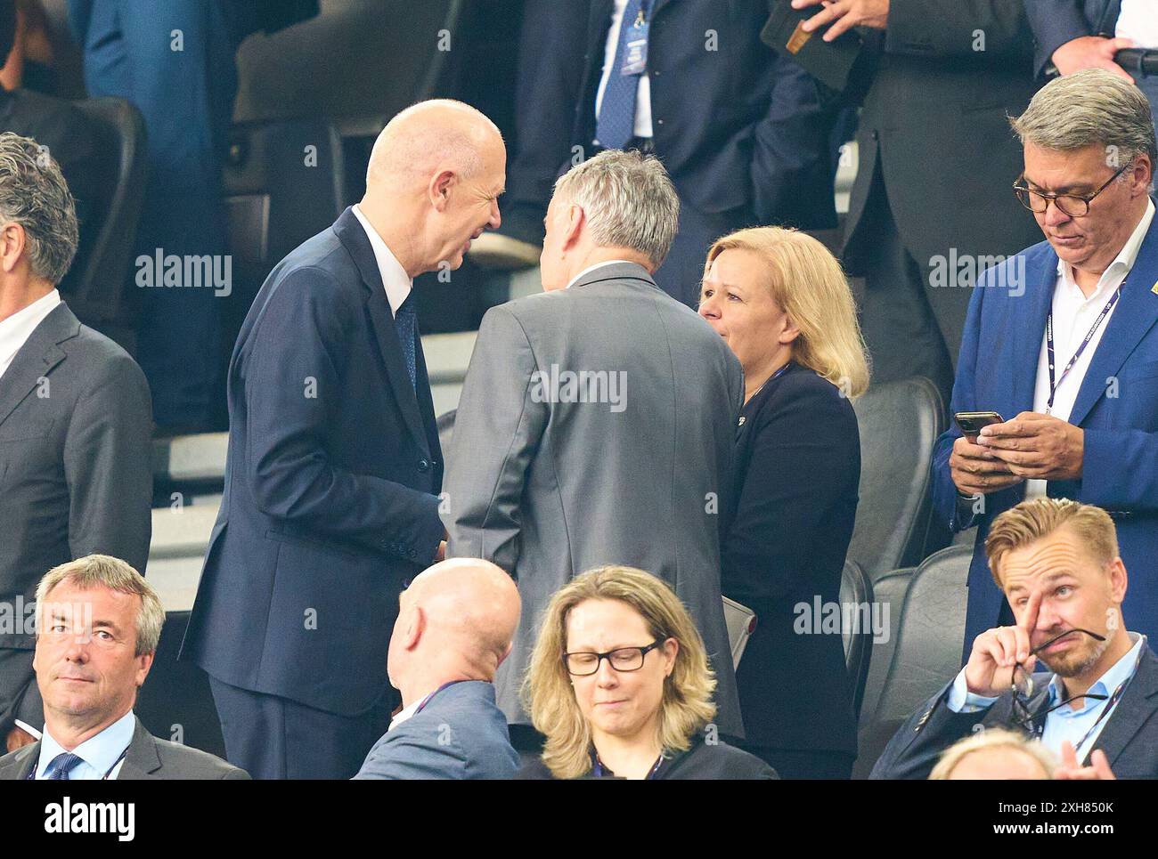 Dortmund, Deutschland. Juli 2024. Bernd Neuendorf, DFB-Präsident des Deutschen Fußballverbandes, Robert Habeck (M), Vize-Kanzer Deutschland, Bundesminister für Wirtschaft und Klimaschutz der Bundesrepublik Deutschland, die Gruenen, Nancy Faeser (R), SPD Bundesministerin des Innern und für Heimat der Bundesrepublik Deutschland im Halbfinalspiel NIEDERLANDE - ENGLAND 1-2 der UEFA-Europameisterschaften 2024 am 10. Juli 2024 in Dortmund. Fotograf: ddp Images/STAR-Images Credit: ddp Media GmbH/Alamy Live News Stockfoto