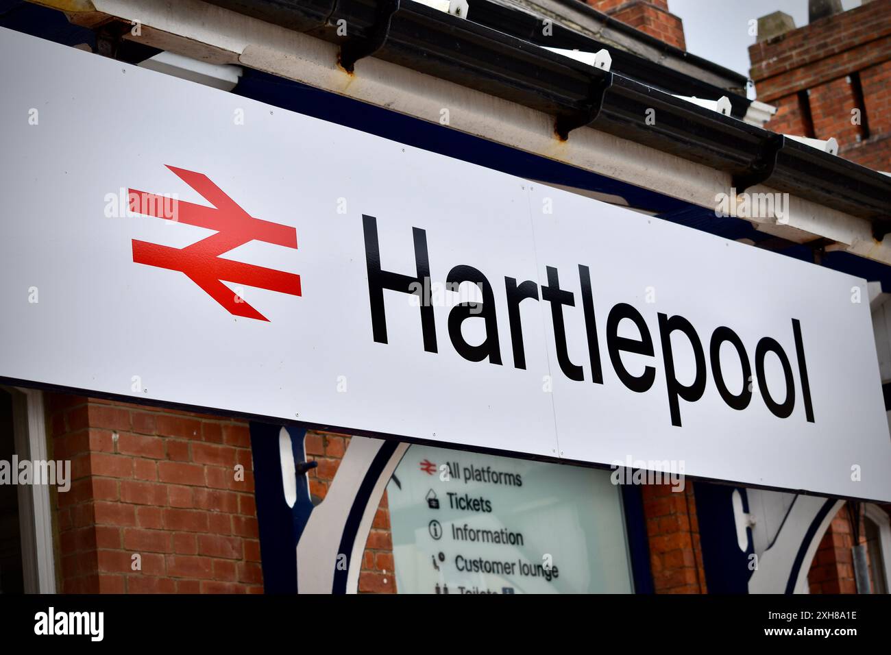 Hartlepool, Großbritannien. Juli 2024. Ein neuer Bahnsteig zur Erhöhung des Zugverkehrs am Bahnhof Hartlepool wurde fertiggestellt und hat einen erfolgreichen ersten Monat in Betrieb genommen. Bei der Überholung von 12 Millionen Pfund arbeiteten Tees Valley Combined Authority, Network Rail, Northern und Hartlepool Borough Council zusammen, um den zweiten Bahnsteig des Bahnhofs neben einer neuen Fußgängerbrücke wieder in Betrieb zu nehmen. Ben Houchen, Bürgermeister von Tees Valley, besuchte die Plattform mit Cllr Karen Oliver, Vorsitzender des Nachbarschaftskomitees des Hartlepool Borough Council und Mitglied des Verkehrskomitees des TVCA, und David Ball Stockfoto