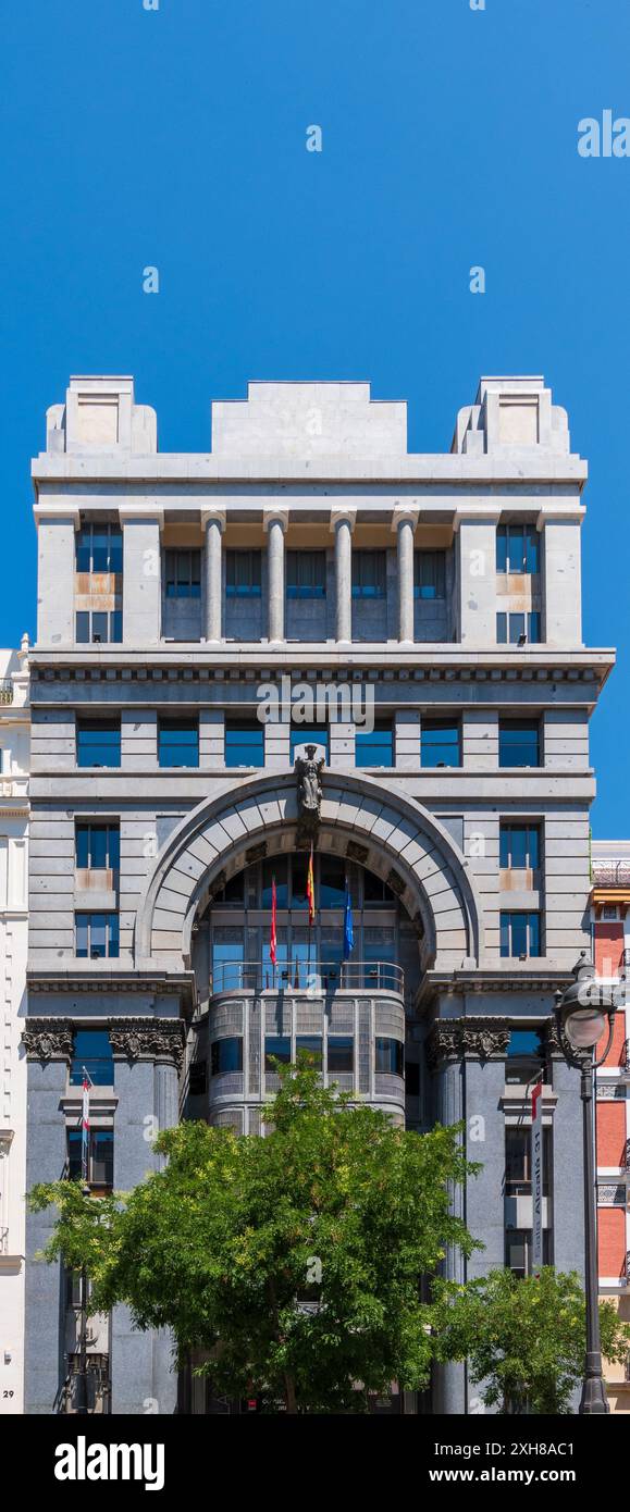 Gebäude an der Calle de Alcalà 31, Werk des Architekten Antonio Palacios Ramilo, eröffnet 1943 in Madrid, Spanien Stockfoto