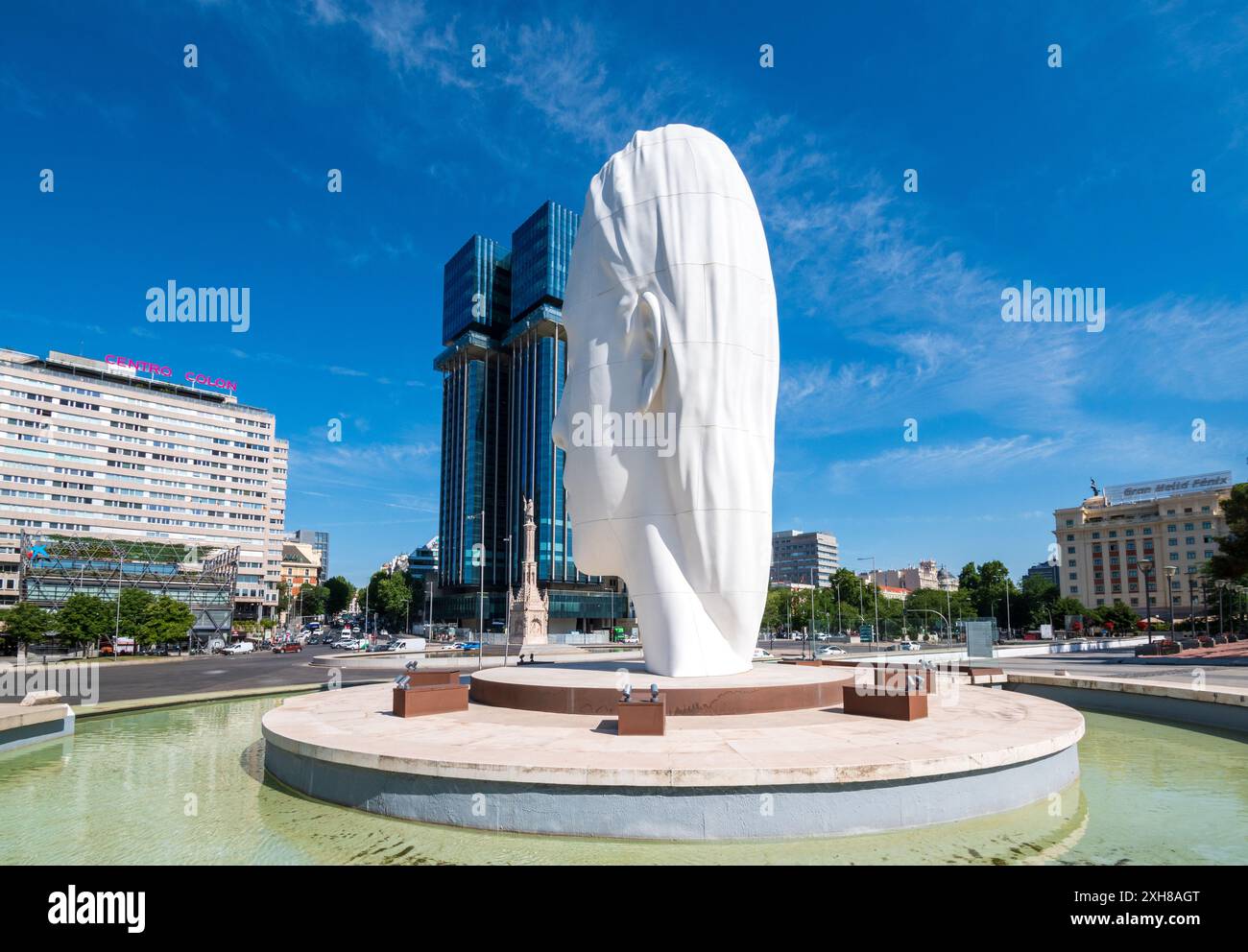 Madrid, Spanien - 07 08 2024 : Plaza de Colon in Madrid mit der Skulptur Julia des katalanischen Bildhauers Jaume Piensa, Spanien Stockfoto