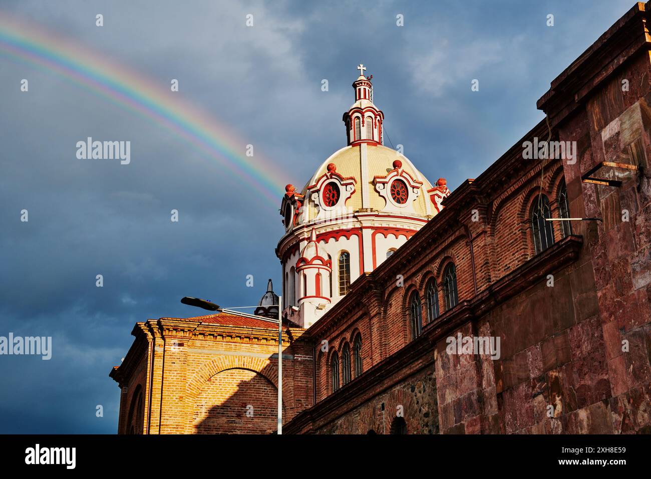 Architektonische Details der Kirche San Blas mit einem Regenbogen im Hintergrund, Cuenca, Ecuador, Südamerika Stockfoto