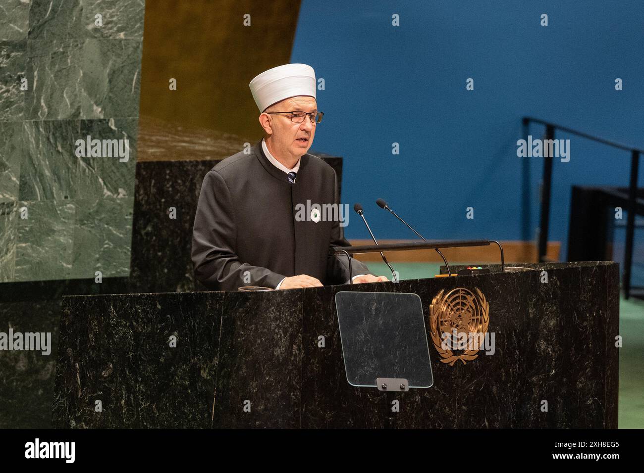 New York, New York, USA. Juli 2024. Nedzad Grabus, Mufti von Sarajevo, spricht während der Gedenkveranstaltung anlässlich des Internationalen Tages der Reflexion und des Gedenkens an den Völkermord von 1995 in Srebrenica im UN-Hauptquartier in New York. (Kreditbild: © Lev Radin/Pacific Press via ZUMA Press Wire) NUR REDAKTIONELLE VERWENDUNG! Nicht für kommerzielle ZWECKE! Stockfoto