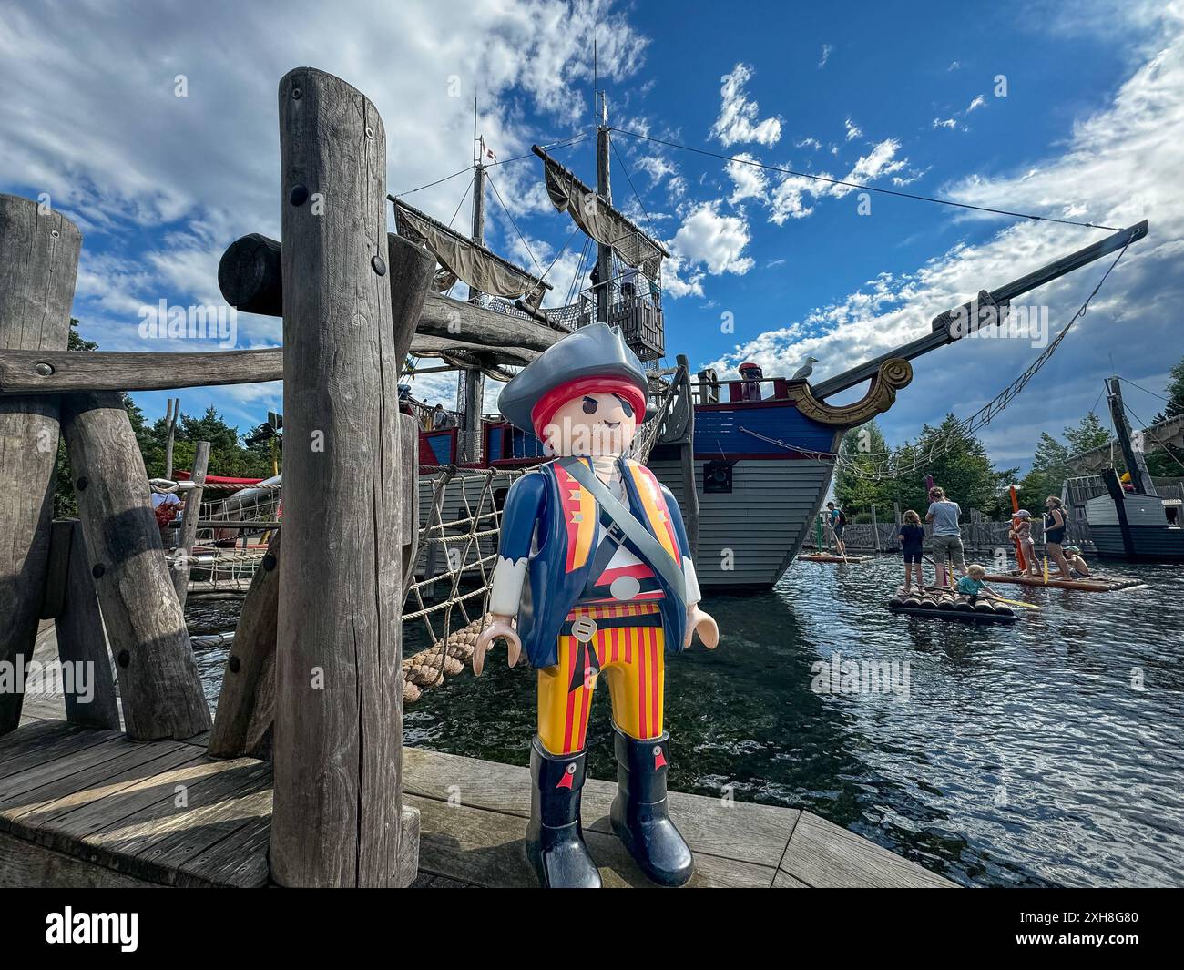Playmobil FunPark, Zirndorf bei Nürnberg, Bayern, Deutschland, Verkehrsschild, Kinderwarnung, Krone, König, Sicherheitsmaßnahme, Freizeitpark, Familie, Spielplatz, Kinder, Outdoor-Aktivitäten, Attraktionen, Abenteuer, Spaß, Wegweiser, Orientierung, Familienausflug, Natur, Warnschild, Kindersicherheit, Spielbereich, Besucherwegweisung, Schutz, Freizeit, Erholung, Playmobil-Figur, Piratenfigur, bunte Kleidung, Piratenhut, Holzpfähle, Seilbrücke, großes Piratenschiff, Segelschiff, Wasser, Kinder spielen, Floßfahren, Sommer. Symbolbild *** Playmobil FunPark, Zirndorf bei Nürnberg, Bayern, Germa Stockfoto