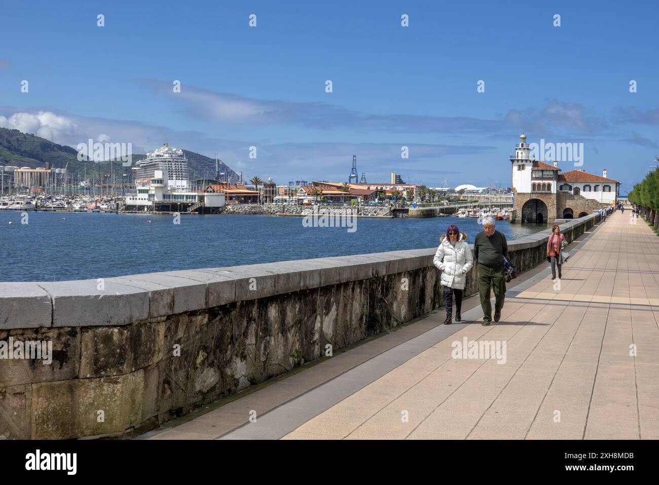 Die Menschen Laufen An Der Getxo Water Front In Der Biscaya Bay Spanien Die Marina Und Der Kreuzfahrthafen Von Getxo Spanien, Die Bilbao Im Baskenland Ansteuern Stockfoto