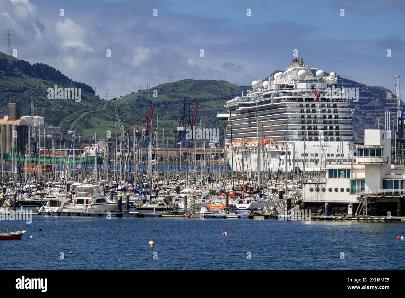 Regal Princess Kreuzfahrtschiff In Getxo Spanien, Kreuzfahrtterminal Für Bilbao Im Nördlichen Baskenland Spaniens, Biskaya Bay, Stockfoto