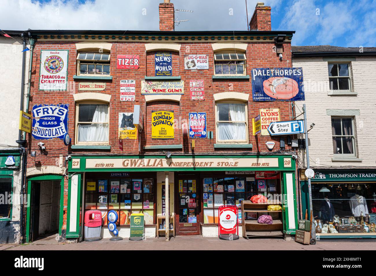 Vintage-Emaille-Werbeschilder auf der Vorderseite des unabhängigen Geschäfts von Gwalia, Ross on Wye, Herefordshire, England Stockfoto