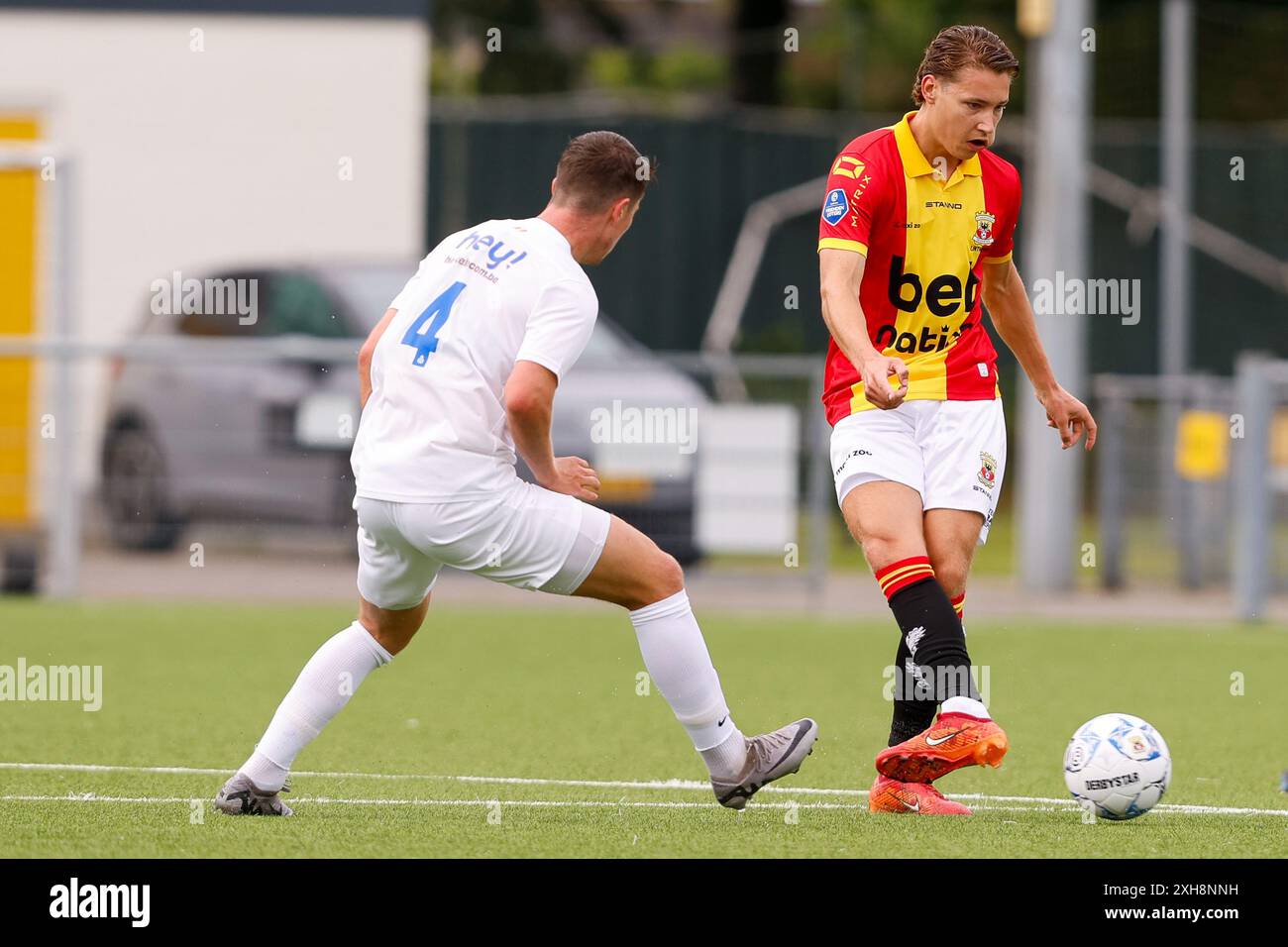 Diepenveen, Niederlande. Juli 2024. DIEPENVEEN, Sportpark de Zunnebargh, 12.07.2024, Saison 2024/2025, Freundschaftsspiel. Während des Spiels Go Ahead Eagles - Royal Union SG (Freundschaftsspiel), Royale Union Saint Gilloise Spieler Mathias Rasmussen GA Eagles Spieler Evert Linthorst Credit: Pro Shots/Alamy Live News Stockfoto