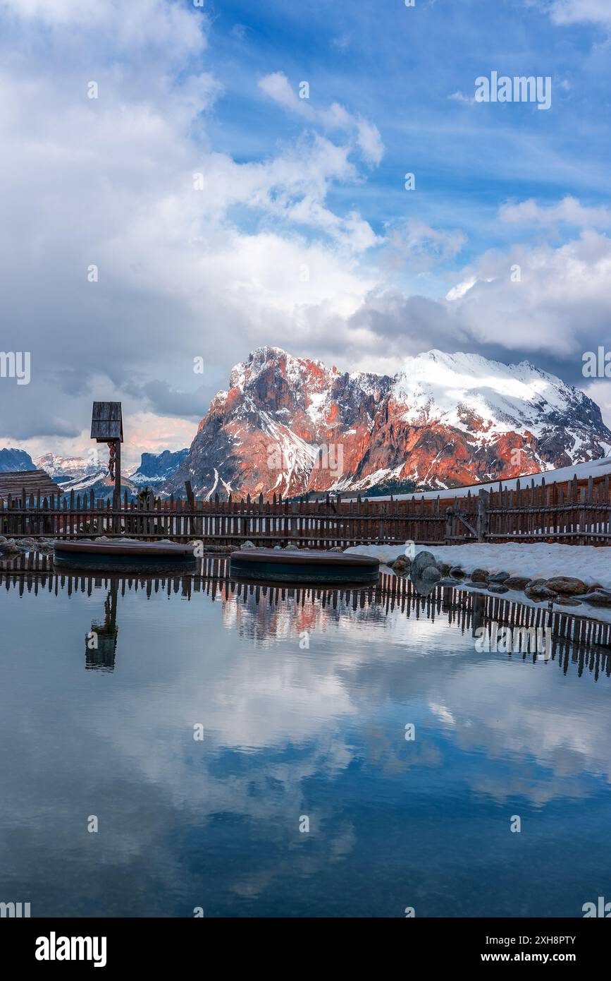 Panoramablick auf die Langkofelgruppe von der Seiser Alm in den Dolomiten in Südtirol, Italien. Stockfoto