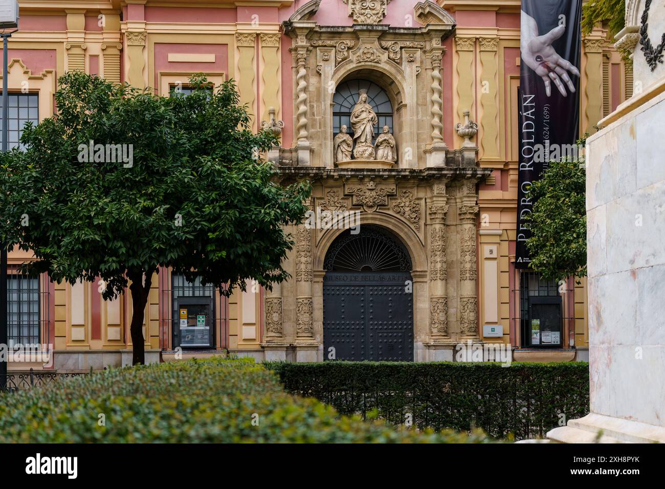 Sevilla, Spanien. Februar 2024: Eingang des Museums der Schönen Künste in Sevilla mit kunstvollen Details und Skulpturen Stockfoto