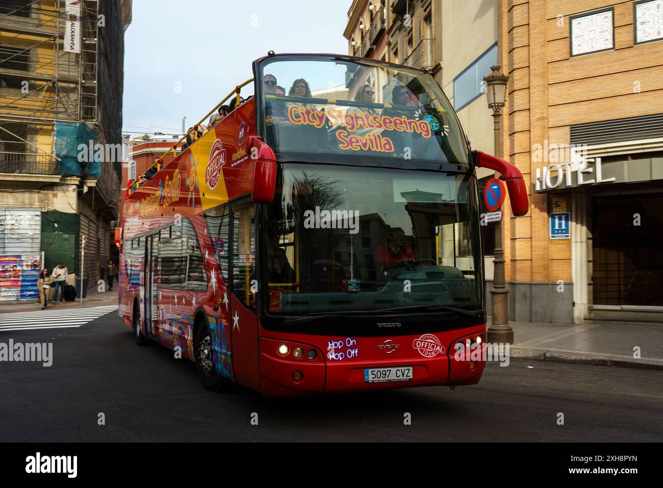 Sevilla, Spanien. 5. Februar 2024: Roter Doppeldeckerbus auf einer Straße Stockfoto