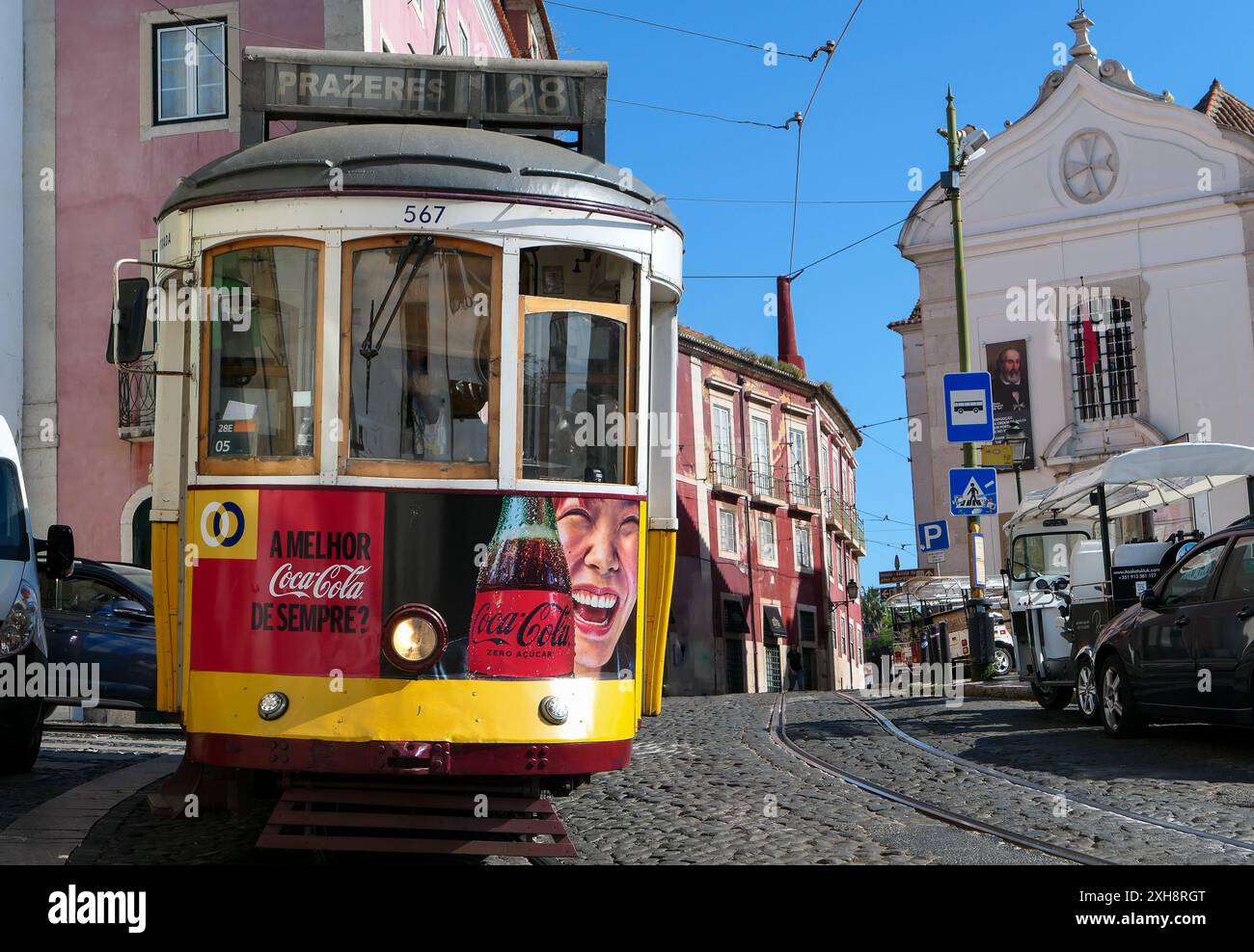 Lissabon, Portugal. April. 2024. Berühmte Straßenbahnlinie 28. Historische Straßenbahn restauriert und noch seit dem 19. Jahrhundert in Betrieb. Seilbahn in der Stadt. Stockfoto