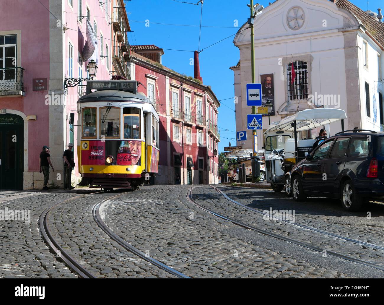 Lissabon, Portugal. April. 2024. Berühmte Straßenbahnlinie 28. Historische Straßenbahn restauriert und noch seit dem 19. Jahrhundert in Betrieb. Seilbahn in der Stadt. Stockfoto