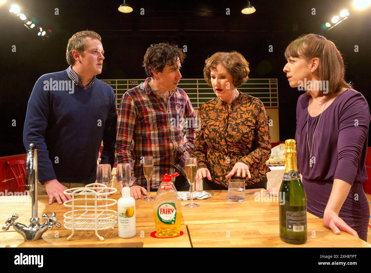 l-r: Miles Jupp (Matthew), Stephen Mangan (Adam), Deborah Findlay (Edith), Claudie Blakely (Sheena) in RULES FOR LIVING von Sam Holcroft im Dorfman Theatre, National Theatre, London SE1 24/03/2015 Design: Chloe Lamford Beleuchtung: Neil Austin Regie: Marianne Elliott Stockfoto