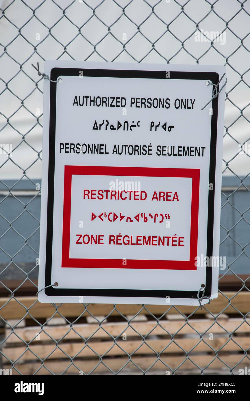 Mehrsprachige autorisierte Personen melden sich nur in Englisch, Französisch und Inuktitut in Iqaluit, Nunavut, Kanada an Stockfoto