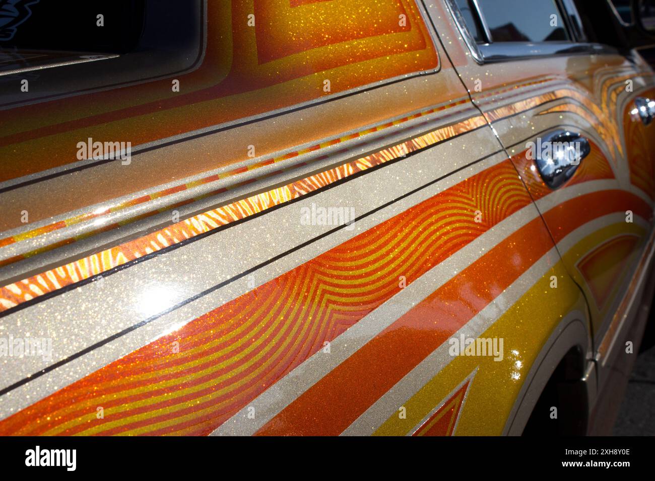 Eine Nahaufnahme eines Lowrider Lincoln Town Car, die den individuellen Lackierauftrag hervorhebt. Stockfoto