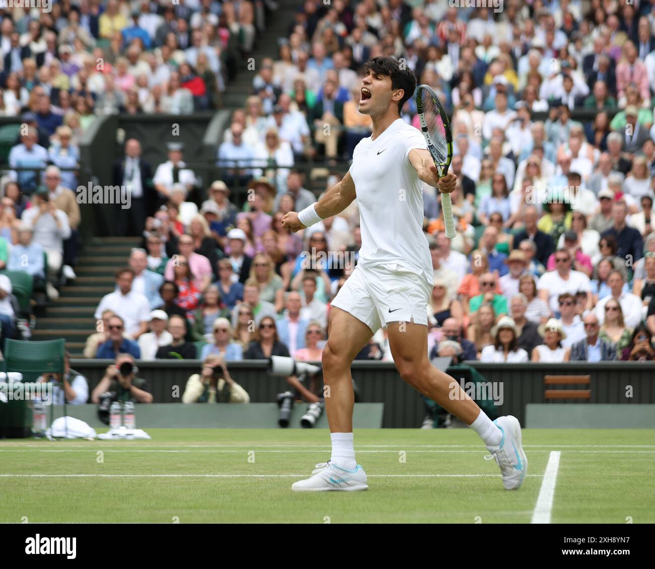 London, Großbritannien. Juli 2024. Carlos Alcaraz feiert den Sieg im Halbfinalspiel der Männer gegen Daniil Medwedev bei den Wimbledon Championships 2024 in London am Freitag, den 12. Juli 2024. Foto: Hugo Philpott/UPI Credit: UPI/Alamy Live News Stockfoto