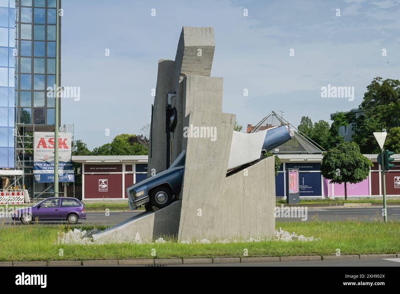 Kunst, Wolf Vostell "zwei Beton-Cadillacs in Form der nackten Maja", Rathenauplatz, Halensee, Wilmersdorf, Berlin, Deutschland Stockfoto