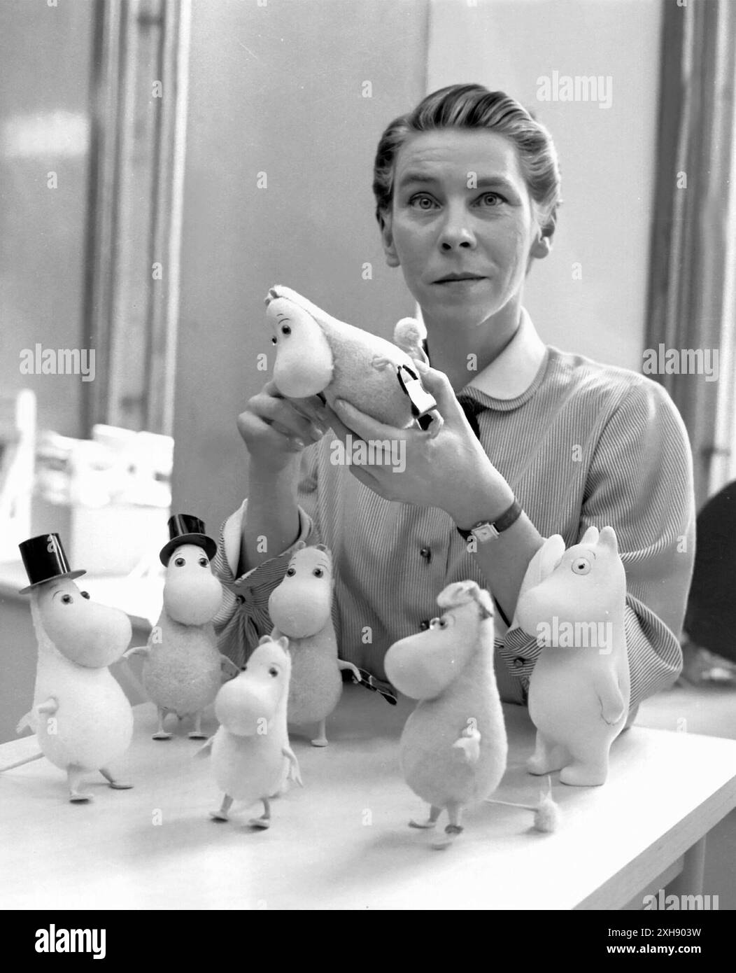 Tove Jansson. Porträt des finnischen Autors und Illustrators Tove Marika Jansson (1914–2001) mit Moomintroll-Puppen aus dem Jahr 1956 Stockfoto