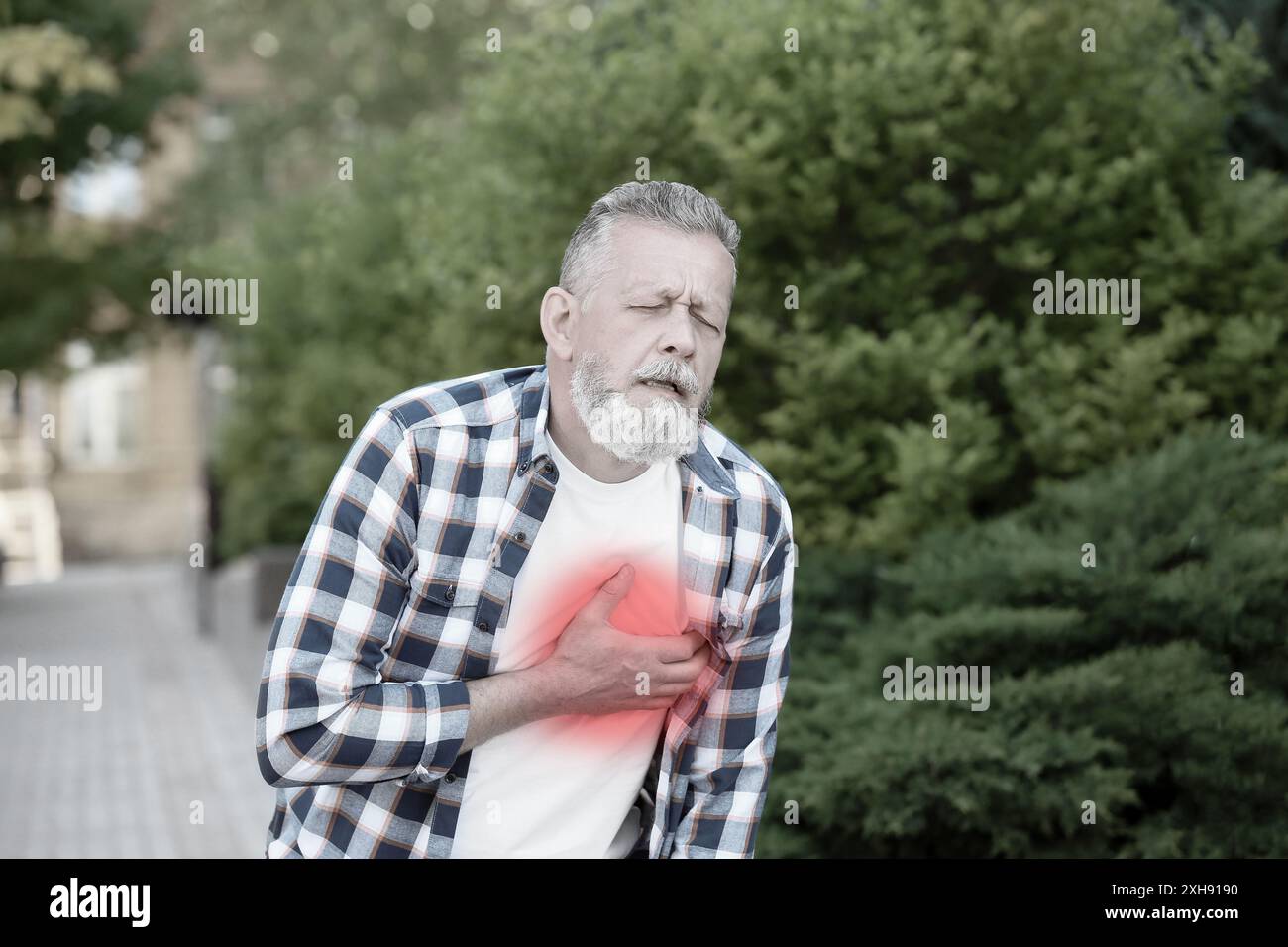 Herzinfarkt. Reifer Mann mit Schmerzen in der Brust im Freien Stockfoto