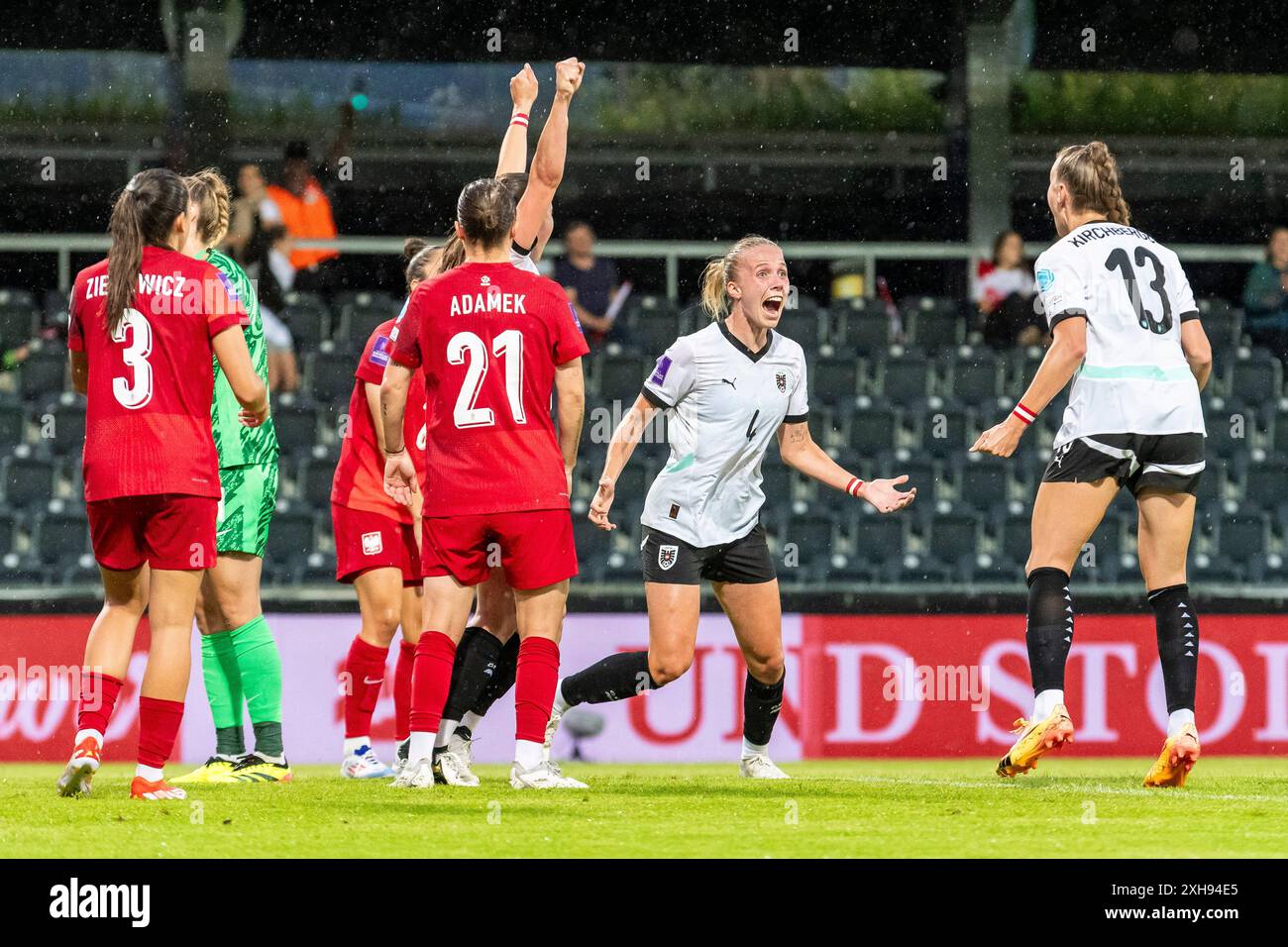 Torjubel zum 1:0 von Torschuetzin Celina Degen (4, Oesterreich) mit Virginia Kirchberger (13, Oesterreich) AUT, Oesterreich vs. Polen, Frauen, Fussball, EM-Quali 2025, Spiel 5, 12.07.2024, Foto: Eibner-Pressefoto/Florian Wolf Stockfoto