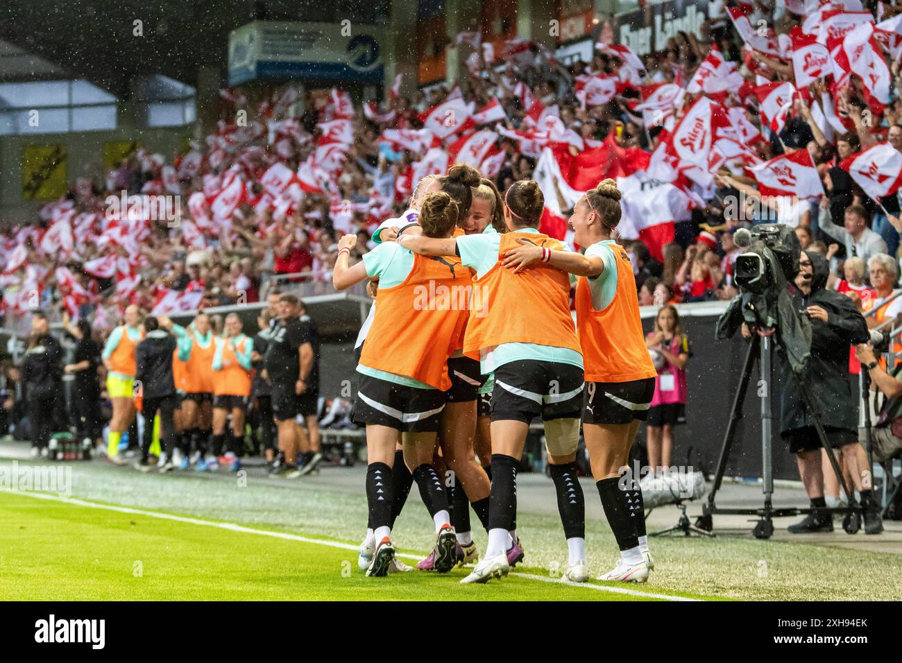 Torjubel Celina Degen (4, Oesterreich) mit den Ersatzspielerinnen beim Warmup AUT, Oesterreich vs Polen, Frauen, Fussball, EM-Quali 2025, Spiel 5, 12.07.2024, Foto: Eibner-Pressefoto/Florian Wolf Stockfoto