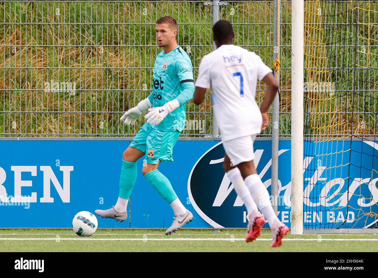 Diepenveen, Niederlande. Juli 2024. DIEPENVEEN, Sportpark de Zunnebargh, 12.07.2024, Saison 2024/2025, Freundschaftsspiel. Während des Spiels gehen Sie voran Eagles - Royal Union SG (Freundschaftsspiel), GA Eagles Torhüter Jeffrey de lange Royale Union Saint Gilloise Spieler Elton Kabangu Credit: Pro Shots/Alamy Live News Stockfoto