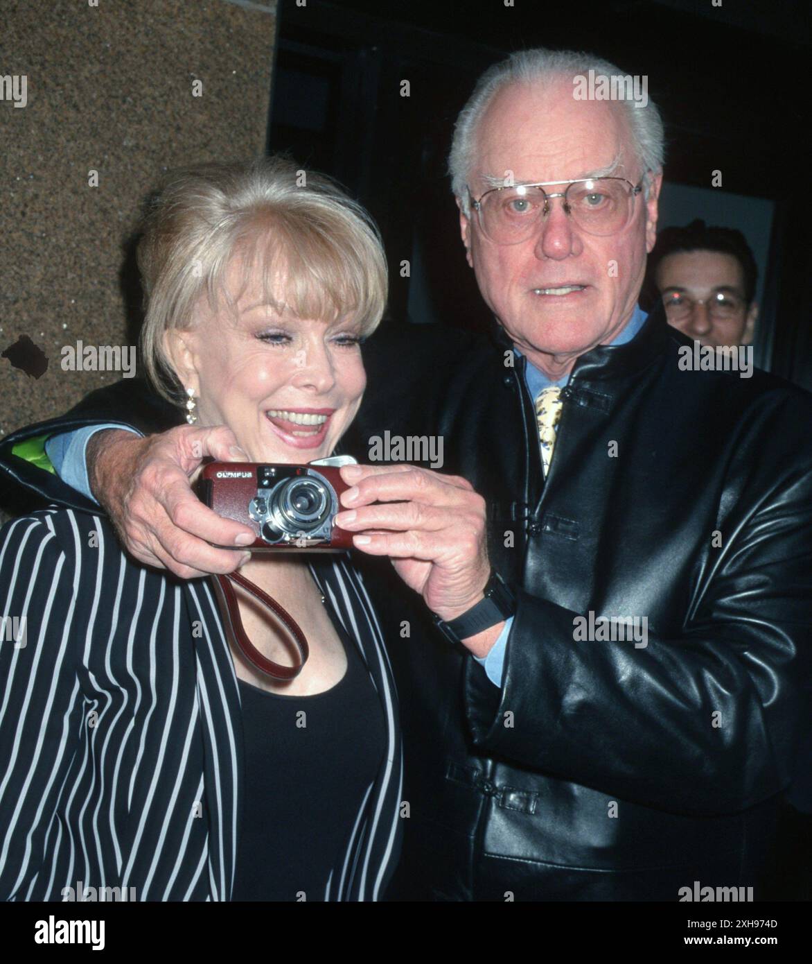 Barbara Eden, Larry Hagman, 2001. ph: John Barrett/PHOTOlink/Courtesy Everett Collection (Barbara Eden Larry Hagman7640) Stockfoto