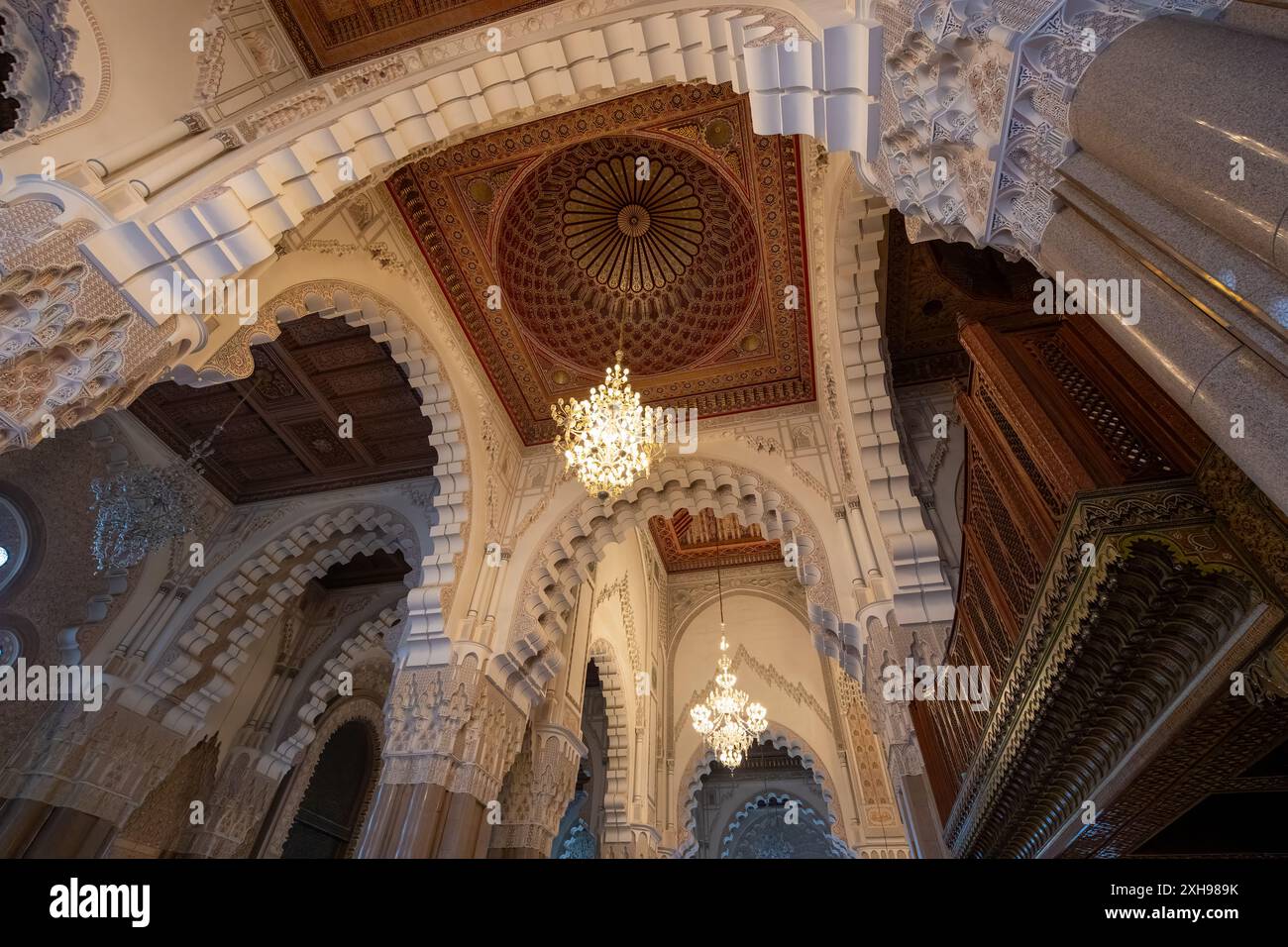 Hassan II Moschee, Marokko - 26. März 2024: Exquisite Decke und Kronleuchter in der Moschee. Sie zeigt marokkanische künstlerische Tradition und fortgeschrittene A Stockfoto