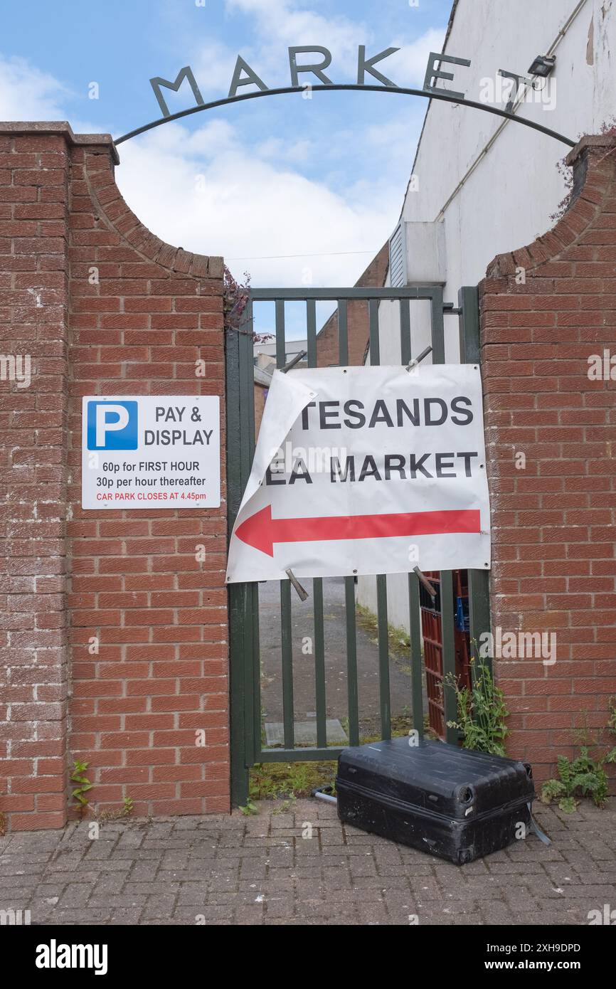 Eines der Tore zum Flohmarkt, Dumfries Stadtzentrum, Schottland. Es liegt auf den Whitesands mit Wegweisern zum Parken. Vertikales Format. Stockfoto