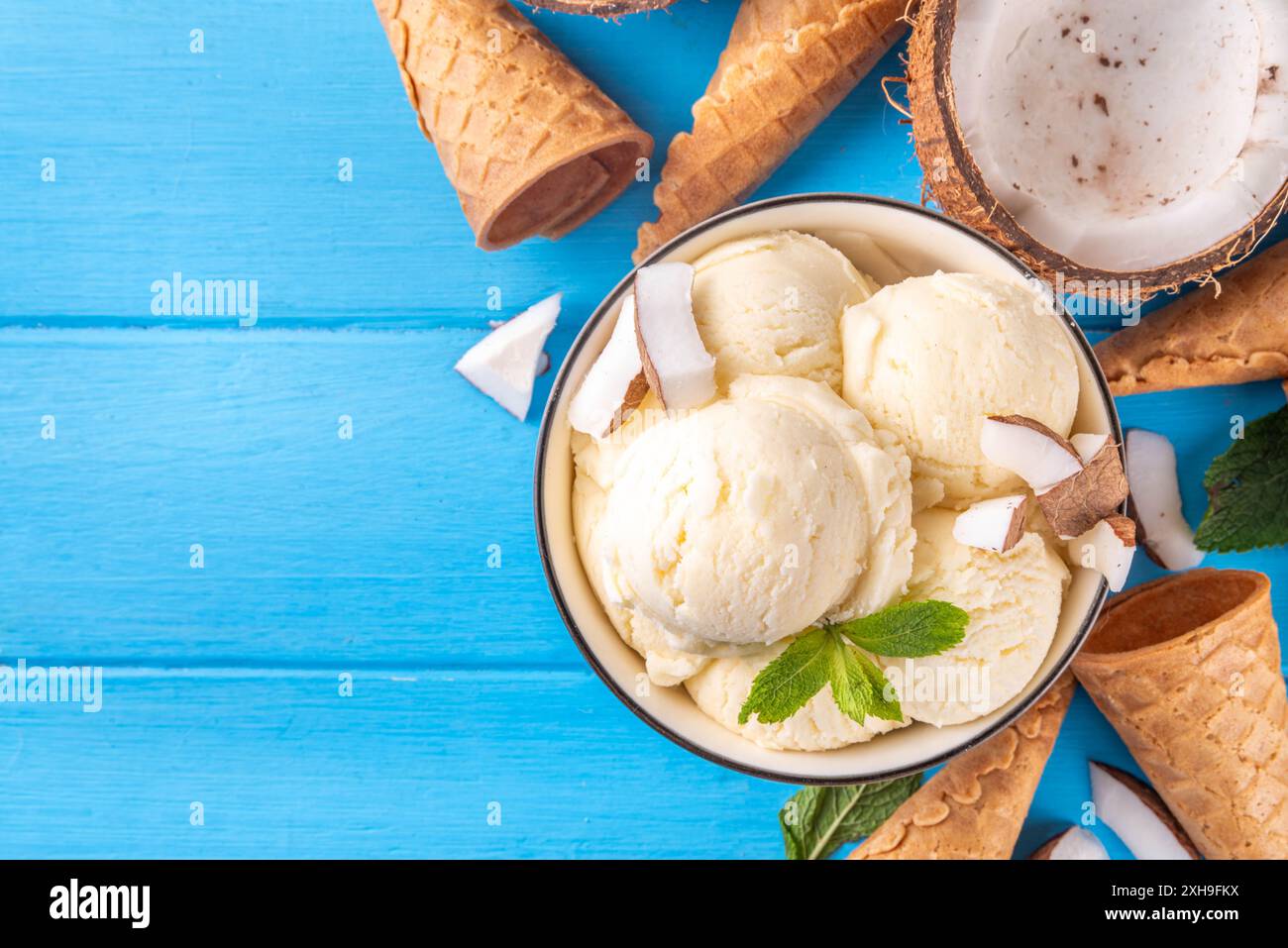 Veganes cremiges Kokos-Sorbet-Eis. Schüssel mit klassischem weißem Kokosgeschmack, vegetarisches Eis aus Kokosmilch, cremig gefrorener Sommer Stockfoto