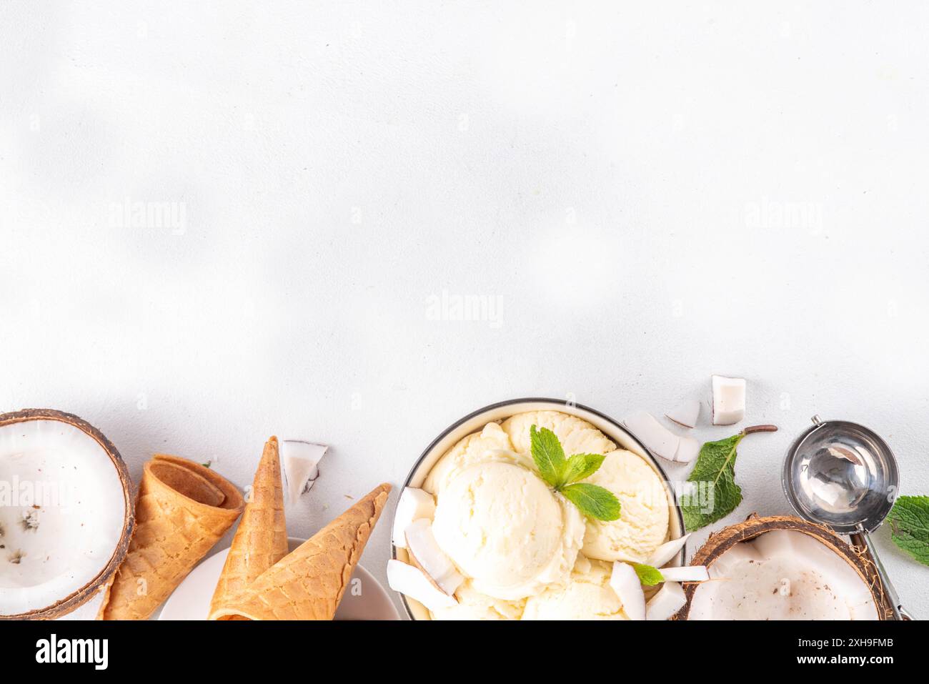 Veganes cremiges Kokos-Sorbet-Eis. Schüssel mit klassischem weißem Kokosgeschmack, vegetarisches Eis aus Kokosmilch, cremig gefrorener Sommer Stockfoto