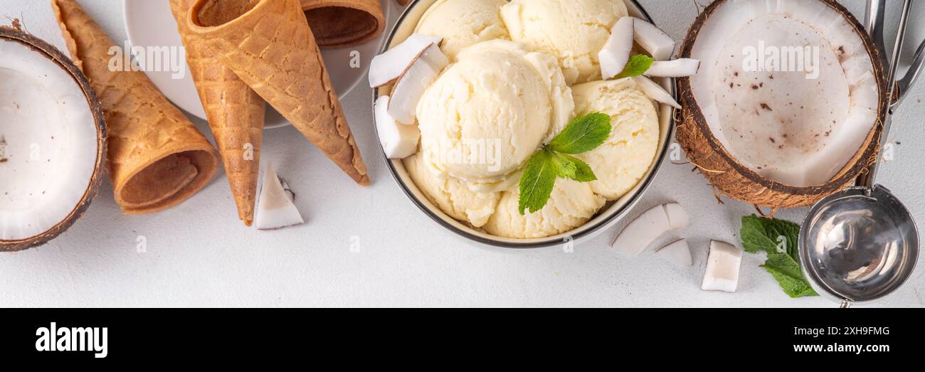 Veganes cremiges Kokos-Sorbet-Eis. Schüssel mit klassischem weißem Kokosgeschmack, vegetarisches Eis aus Kokosmilch, cremig gefrorener Sommer Stockfoto