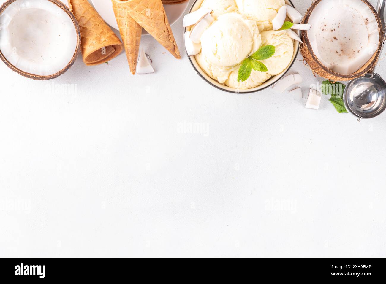 Veganes cremiges Kokos-Sorbet-Eis. Schüssel mit klassischem weißem Kokosgeschmack, vegetarisches Eis aus Kokosmilch, cremig gefrorener Sommer Stockfoto